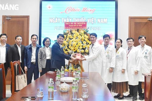 Lãnh đạo thành phố thăm, chúc mừng nhân ngày Thầy thuốc Việt Nam