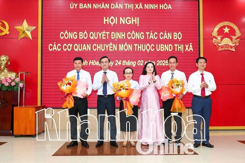 Ninh Hòa công bố các quyết định về sắp xếp tổ chức bộ máy và công tác cán bộ