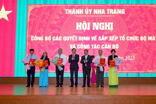 Nha Trang công bố các quyết định về sắp xếp tổ chức bộ máy và công tác cán bộ
