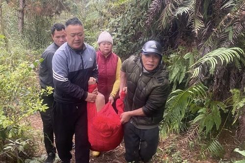 Công an xã Mai Pha hỗ trợ tìm kiếm công dân đi lạc mắc kẹt ở trong rừng