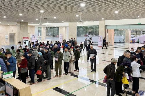 Gần 1.000 người đăng ký khám bệnh trong buổi đầu Tòa nhà kỹ thuật cao đi vào hoạt động