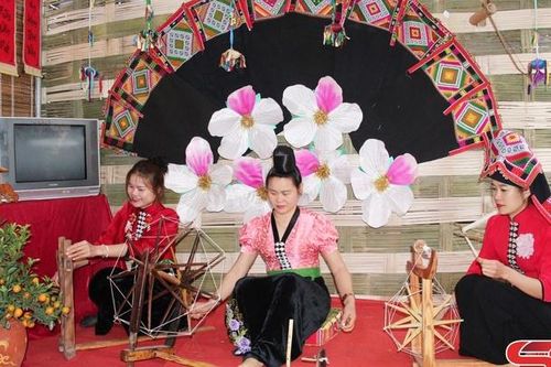 Độc đáo nghệ thuật tạo hoa văn trên vải của người vùng cao