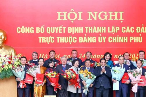 Thủ tướng Phạm Minh Chính trao quyết định thành lập 15 đảng bộ thuộc Đảng ủy Chính phủ