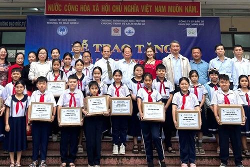 Trao tặng Tủ sách Nhân ái cho học sinh Quy Nhơn