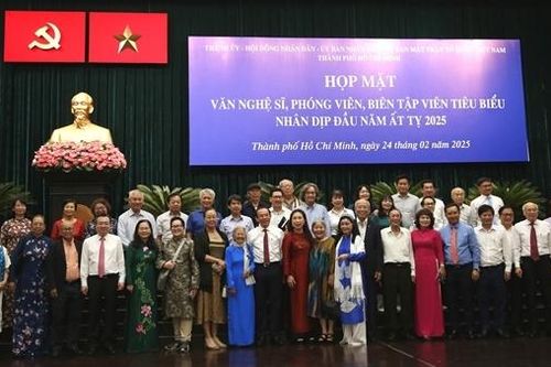 Lãnh đạo TP Hồ Chí Minh họp mặt văn nghệ sĩ, phóng viên, biên tập viên tiêu biểu