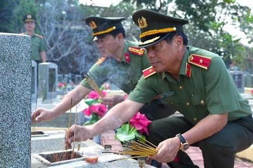 Bộ Tư lệnh Cảnh vệ về nguồn, dâng hương tri ân các Anh hùng – Liệt sĩ