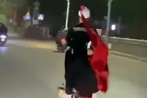 Thanh niên bốc đầu xe máy bị phạt thu xe
