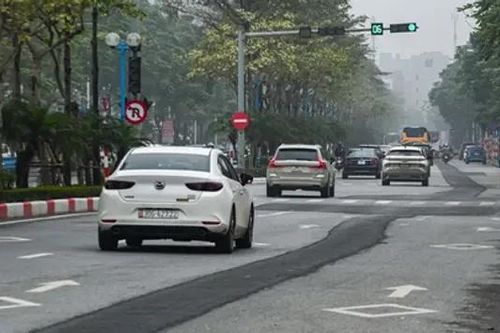 Đào hạ ngầm xong, mặt đường đang đẹp thành nham nhở