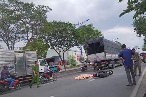 TPHCM: Xe máy va chạm xe tải, nam thanh niên tử vong trên đường đi làm