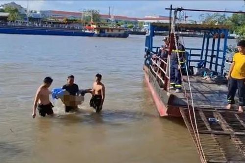 Người đàn ông say rượu trượt chân ngã từ phà xuống sông chết đuối