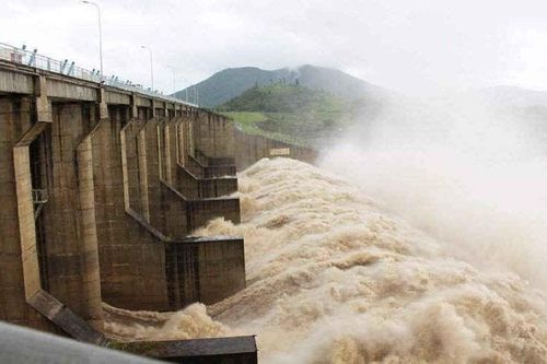 Vì sao hàng loạt thủy điện miền Trung - Tây Nguyên phải xả nước giữa trời nắng?