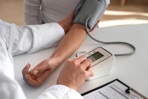 Huyết áp tăng đột ngột, xử trí thế nào?
