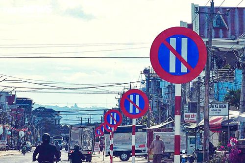 Tháo dỡ biển báo tại đoạn đường 1 km có 23 biển cấm đậu xe ngày chẵn ở Lâm Đồng