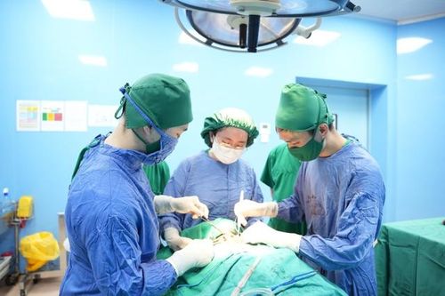 Đau tức ngực kèm khó thở kéo dài, bệnh nhân đi khám phát hiện u tuyến giáp thòng trung thất hiếm gặp