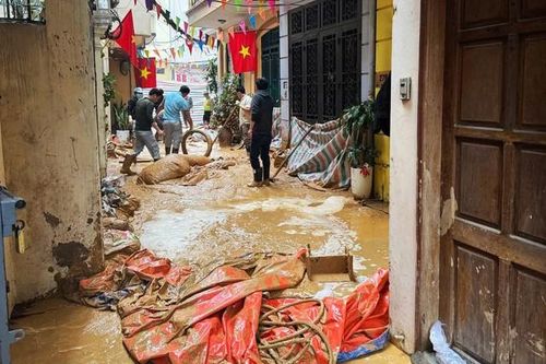 Nhà ngập trong bùn do sự cố đào ngầm đường sắt, mỗi hộ được hỗ trợ 1 triệu