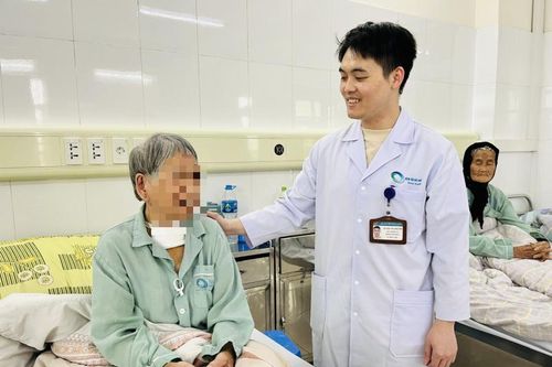 Cụ bà 85 tuổi mắc u tuyến giáp thòng trung thất hiếm gặp