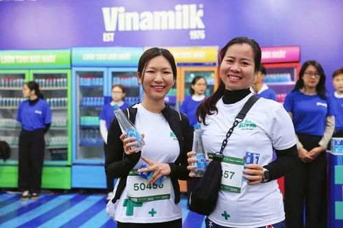 Vinamilk tiếp sức dinh dưỡng cho hàng trăm runner tại giải chạy 'Run With Me – Cộng Đồng Khỏe'