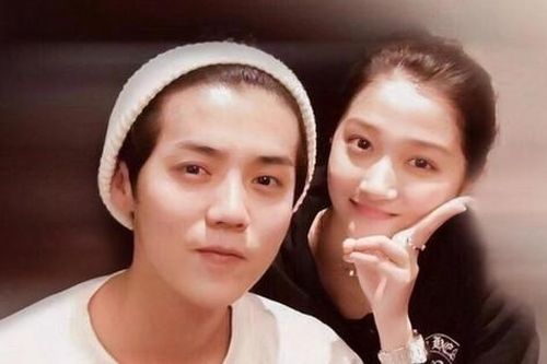 Phản ứng của Lộc Hàm - Quan Hiểu Đồng sau tin đồn chia tay: Ai bất ổn hơn?