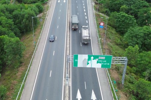 Vì sao chưa có đường dẫn vào cầu vượt cao tốc Đà Nẵng-Quảng Ngãi?