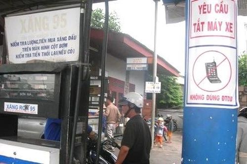 Bộ Công an đề xuất tăng mạnh mức phạt hành vi sử dụng điện thoại ở cây xăng