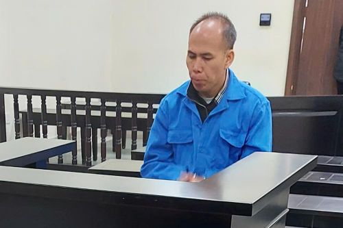 Dùng dao đâm người họ hàng vì bị đòi nợ trước đám đông