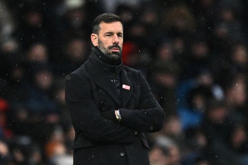 Van Nistelrooy lâm nguy