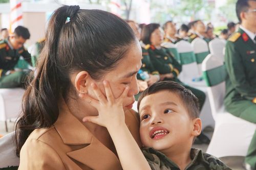 Cuộc hội ngộ xúc động giữa bệnh nhân Covid-19 và bác sĩ sau 4 năm