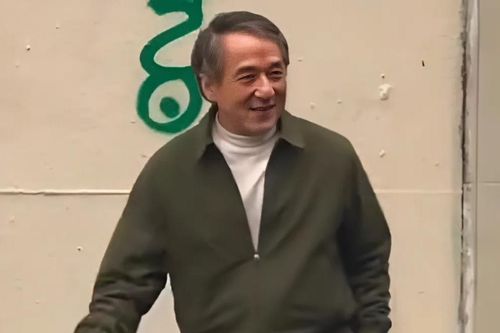 Hình ảnh Thành Long trên đường phố