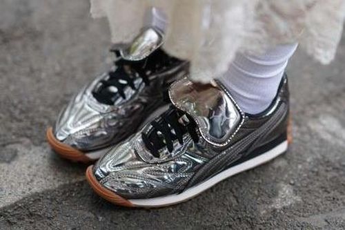 Sneaker đế cao lỗi thời, màu kim loại vẫn được yêu thích