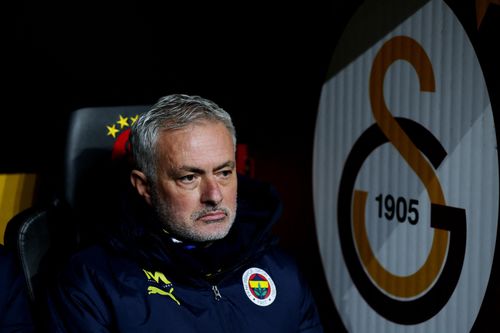 Fenerbahce bảo vệ Mourinho, chỉ trích Galatasaray