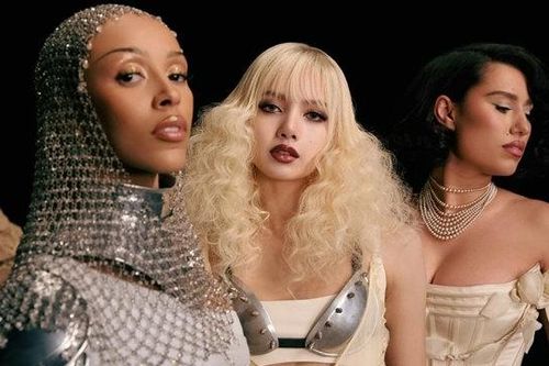 Lisa BlackPink lần đầu tiên biểu diễn tại Oscar 2025, Le Sserafim cực 'nóng bỏng'