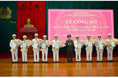 13 lãnh đạo công an cấp phòng, công an cấp huyện xin nghỉ hưu trước tuổi