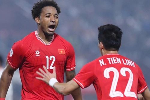 Xuân Son đến nhận giải Cầu thủ ngoại xuất sắc ở gala Quả bóng vàng Việt Nam