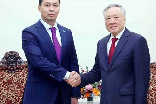Phó Thủ tướng Thường trực Nguyễn Hòa Bình tiếp Chủ tịch Cơ quan Phòng, chống tham nhũng Kazakhstan