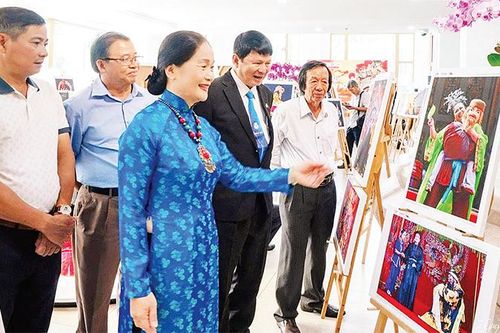Nhiếp ảnh gia nặng nợ cùng sân khấu