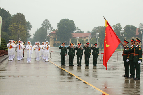 Đoàn cán bộ dự tuyên dương điển hình 'Dân vận khéo' của Quân đội báo công dâng Bác