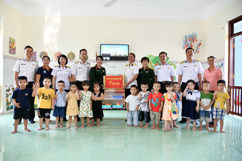 Ban Phụ nữ Quân đội kiểm tra công tác giáo dục mầm non tại Nhà trẻ Vùng 5 Hải quân