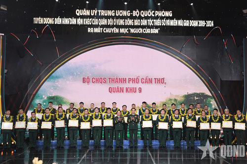 Tô thắm truyền thống 'Bộ đội Cụ Hồ - Bộ đội của dân'