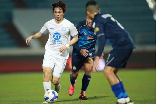 Khán đài thêm một 'khán viên'...
