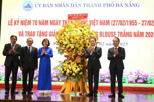 Đà Nẵng tôn vinh 20 y, bác sĩ đoạt Giải thưởng 'Tỏa sáng Blouse trắng'