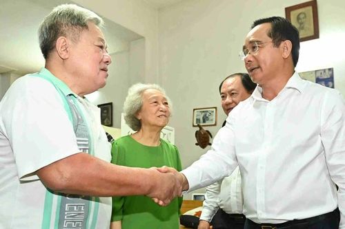Chủ tịch UBND TPHCM Nguyễn Văn Được thăm gia đình thầy thuốc tiêu biểu