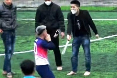Vụ cầm kiếm đe dọa người trên sân bóng, có xử lý hình sự?
