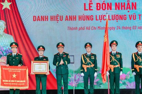 Khoa Hồi sức Tích cực Bệnh viện Quân y 175 nhận danh hiệu Anh hùng LLVT Nhân dân