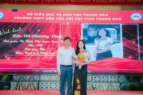 Đôi bạn cùng bàn 'giật' giải học sinh giỏi