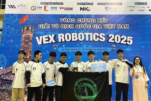 Học sinh THPT chuyên Hà Nội - Amsterdam dự giải robot lớn nhất thế giới
