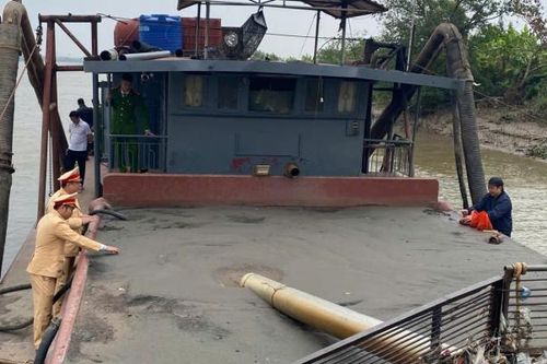 Thái Bình: Bắt quả tang tàu 'ma' hút cát trộm trên sông Trà Lý
