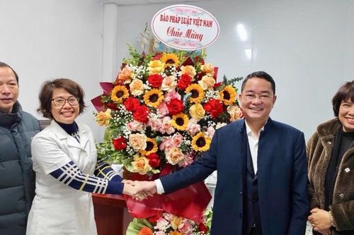 Tổng biên tập Báo Pháp luật Việt Nam chúc mừng các y, bác sĩ nhân kỷ niệm 70 năm Ngày Thầy thuốc Việt Nam