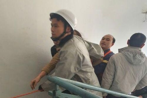 Hà Nội: Giải cứu một phụ nữ mắc bệnh trầm cảm có ý định tự tử từ ban công tầng 18 chung cư