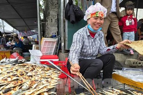 Nướng cá đặc sản không ngơi tay, nhiều người 'hốt bạc' mỗi ngày