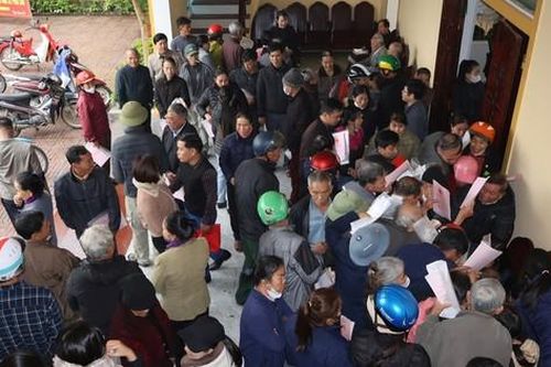 Hàng nghìn người đổ xô đi đăng ký biến động đất đai sau sáp nhập